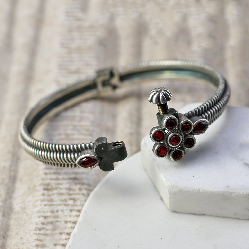 Red Tribal Lock Bangle - Rabal